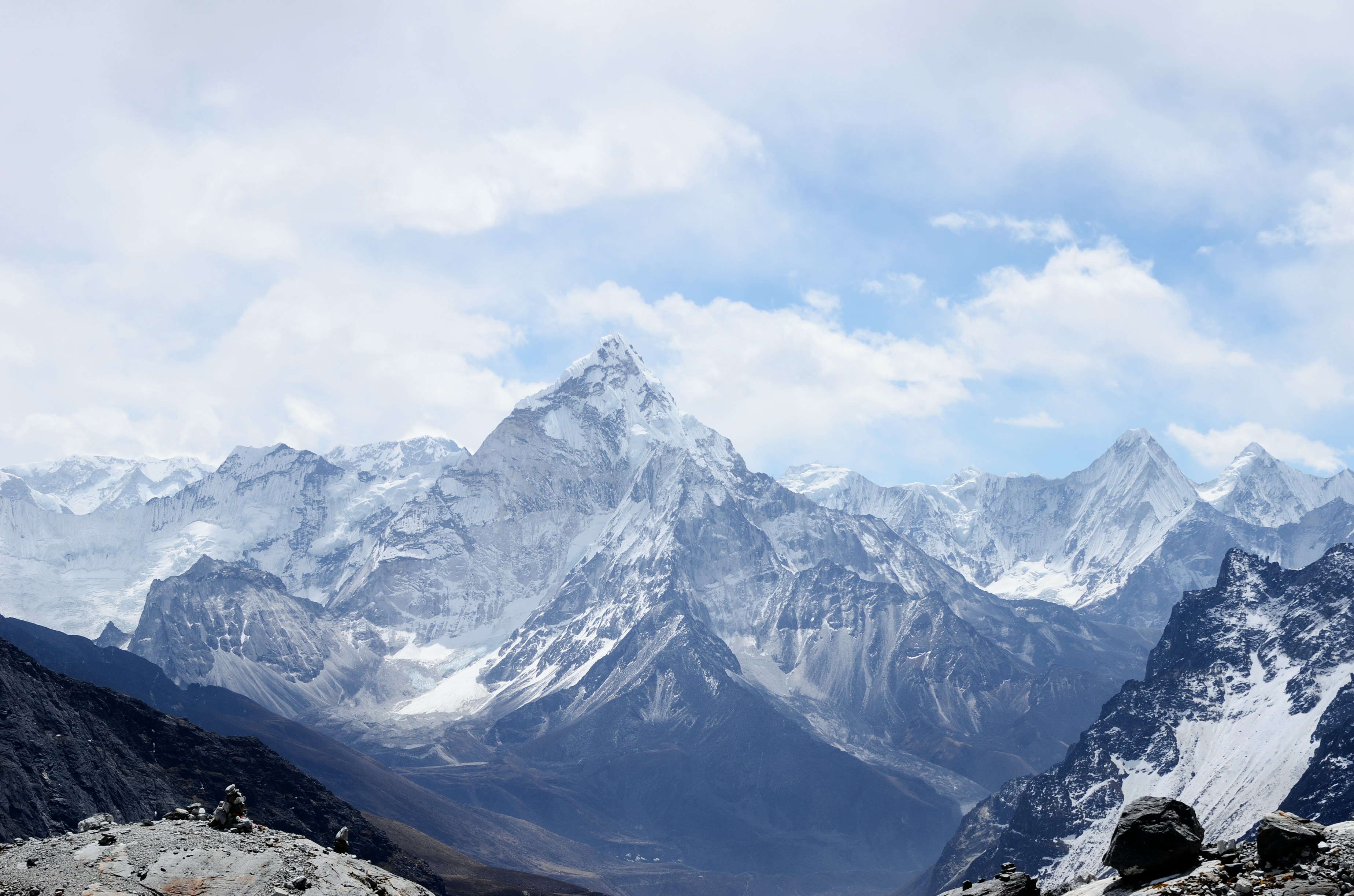 Snow-capped mountain peaks, header image for the Skida project